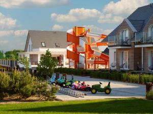 eine Gruppe von Motorrollern, die vor einem Haus geparkt sind in der Unterkunft Holiday Home in Sarbinowo near Baltic Beach in Sarbinowo