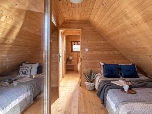 Habitación con 2 camas en una cabaña de madera en Comfortable holiday homes swimming pool, Sarbinowo, en Sarbinowo