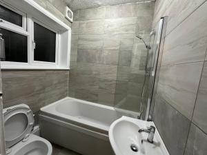 חדר רחצה ב-3rd Studio Flat For Family Enjoyment With Private Toilet and Bathroom 134 Keedonwood Road Bromley