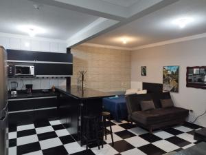 cocina con mesa y sofá en una habitación en Pousada Interpraias, en Balneário Camboriú