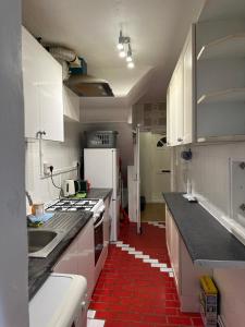 מטבח או מטבחון ב-3rd Studio Flat For Family Enjoyment With Private Toilet and Bathroom 134 Keedonwood Road Bromley