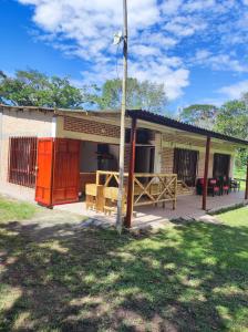 ein Gebäude mit einem Picknicktisch davor in der Unterkunft Hospedaje villa luz in Pitalito