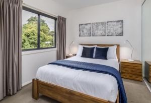 Un dormitorio con una cama grande y una ventana en Domain 27 Apartment - Barton, en Kingston 