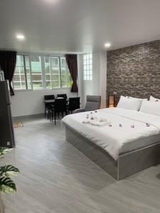 una camera da letto con un grande letto con fiori di My Home a Patong Beach