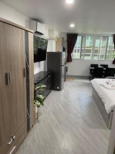 um quarto com uma cozinha com um frigorífico e uma mesa em My Home em Patong Beach