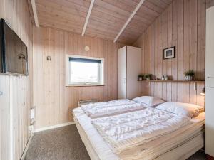 Postel nebo postele na pokoji v ubytování Holiday home Tarm XLVI