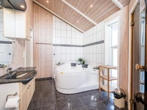 Koupelna v ubytování Holiday home Tarm XLVI