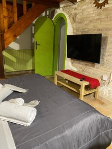 1 dormitorio con 1 cama, TV y mesa en CasaNella, en Lanciano