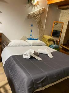 1 dormitorio con 1 cama con 2 toallas en CasaNella, en Lanciano