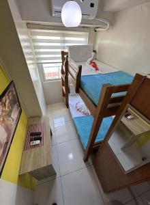 馬尼拉的住宿－Green Residences Stays by PBYY，小房间设有两张双层床和窗户