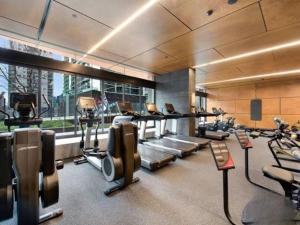 - une salle de sport avec des appareils de cardio-training et une grande fenêtre dans l'établissement Marvellous 2-Bed High-Rise: Amazing Views, Free Parking, à Melbourne
