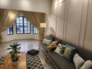 Zona d'estar a NEW! Petaling Jaya Landed Home next to Paradigm Mall, LDP, 5 Bedroom for up to 18Pax