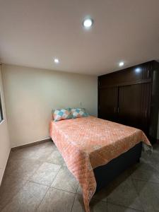 1 dormitorio con 1 cama grande en una habitación en Casa hermosa en el centro de la ciudad., en Medellín