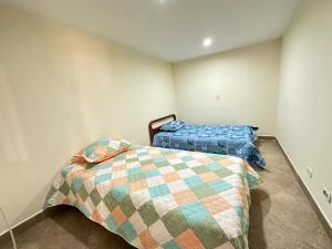 1 dormitorio con 2 camas en una habitación en Casa hermosa en el centro de la ciudad., en Medellín