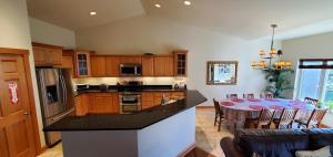 - une cuisine et une salle à manger avec une table et un canapé dans l'établissement Beautiful 4+ bed 3 bath Condo 20 minutes to Madison, à Deerfield