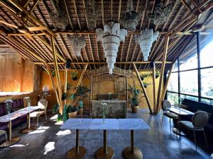 Posezení v ubytování Joyously Raw Villas - Free Room Upgrade Subject to Availability