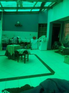una stanza vuota con luci verdi sul pavimento di Casa Ballesteros Rodríguez a Oruro