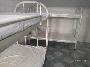 מיטה או מיטות קומותיים בחדר ב-Rhythm Bollywood Guesthouse