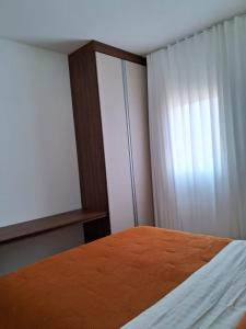 a bedroom with a bed and a window at Apto Residencial Monte Carlo em São Roque 01 in São Roque