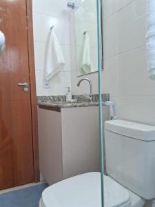 a bathroom with a toilet and a sink at Lindo apto de 2 quartos e 1 banheiro c/ garagem in São Roque