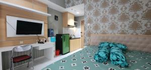 a bedroom with a bed with a tv on it at Apartemen Menara One Surakarta by Cariapartemen-id in Sukoharjo