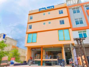un edificio arancione con persiane blu di Hotel Vibha Palace a Jaipur