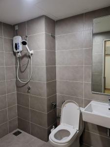 łazienka z toaletą i umywalką w obiekcie NEW dsara cinema netflix next kota damansara (15) w mieście Sungai Buluh
