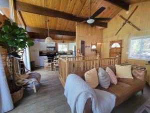 sala de estar con sofá y cocina en Cresta Lunar- Cozy and Modern 2 Bedroom Cabin, en Big Bear Lake