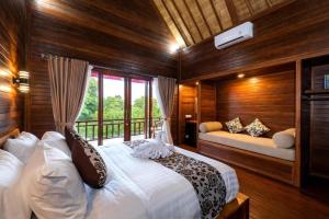 Un pat sau paturi într-o cameră la Cempaka at Mushroom bay Lembongan