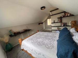 una camera con letto e piumone blu di Red Door cabins a Florissant