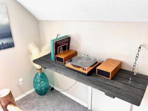 een kamer met een plank met een wastafel en een vaas bij Red Door cabins in Florissant