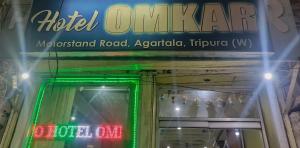 um sinal para um hotel em Marte com luzes de néon em Hotel Omkar, Tripura em Agartala