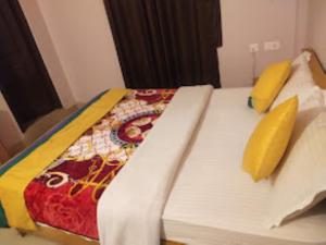 タワンにあるYangsel Lodge Tawangのベッド1台(上に枕2つ付)