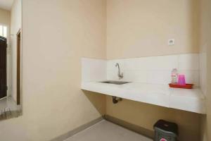 A bathroom at RedDoorz near UBL Lampung 2