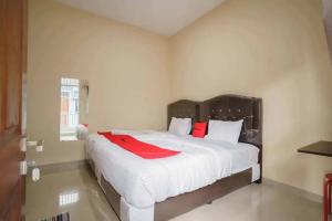 Tempat tidur dalam kamar di RedDoorz near UBL Lampung 2