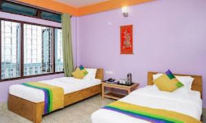 タワンにあるYangsel Lodge Tawangのベッドルーム1室(ベッド2台、窓付)