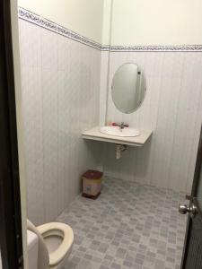 W łazience znajduje się toaleta, umywalka i lustro. w obiekcie Hong Di Guesthouse w mieście Mui Ne
