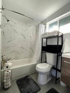 uma casa de banho com um WC, uma banheira e um lavatório. em The Hudson Suite Spot - Studio Apt Close to ASU em Tempe