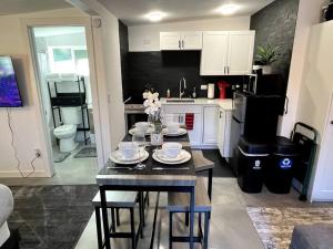 The Hudson Suite Spot - Studio Apt Close to ASU的厨房或小厨房