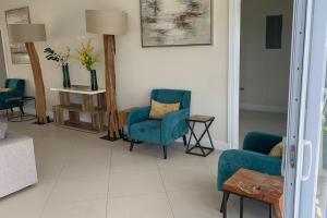 O zonă de relaxare la Welcome to our Ocean View Villa!