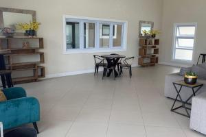 O zonă de relaxare la Welcome to our Ocean View Villa!