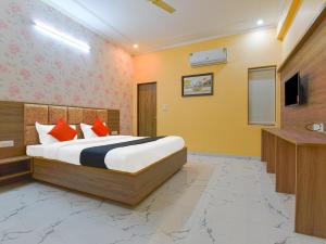 A bed or beds in a room at Hotel Vibha Palace