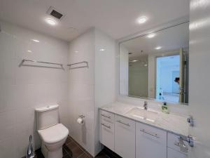 biała łazienka z toaletą i umywalką w obiekcie Share House Master Room Near Chatswood Station w mieście Sydney