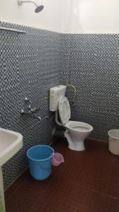 y baño con aseo y lavamanos. en Hotel Keeduk Inn Dirang en Dirāng