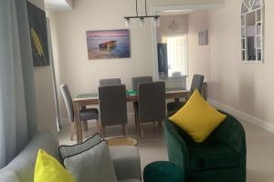 O zonă de relaxare la Welcome to our Ocean View Villa!