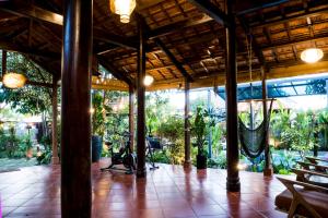 - une terrasse couverte d'un restaurant avec un hamac dans l'établissement Eco House Villa, à Phan Thiết