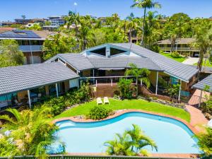 een luchtzicht op een huis met een zwembad bij Diggers Beach Surf House in Coffs Harbour