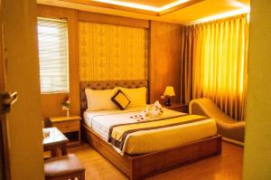 un dormitorio con una cama con un perro sentado en ella en Win Hotel - 43 Đường số 10, KDC Trung Sơn, Bình Chánh- by Bay Luxury en Ho Chi Minh