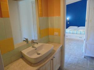 A bathroom at La Fattoria Delle Tartarughe