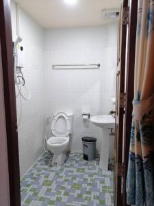 Koupelna v ubytování Baanchomviewrimnam Tharnthong
